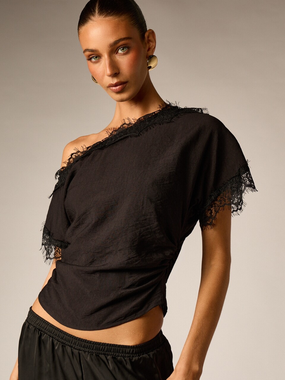 AiiRZ Off-Shoulder Crop Blouse With Lace Trim