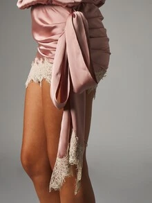 MISSGUIDED Satin miniklänning med draperad hals, halterneck, knytmidja och spetskantad fåll, perfekt för fest och bröllopsgäst - Rosa - Visa 4