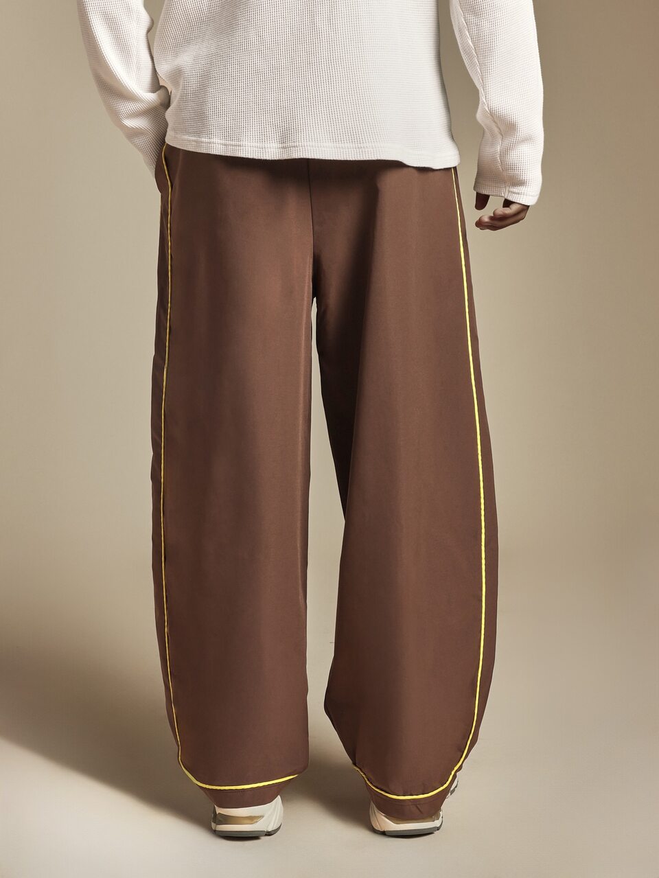 Pantalones de chándal de pierna ancha con ribete de contraste amarillo y estampado de logotipo, cintura con cordón, pantalones casuales de largo completo