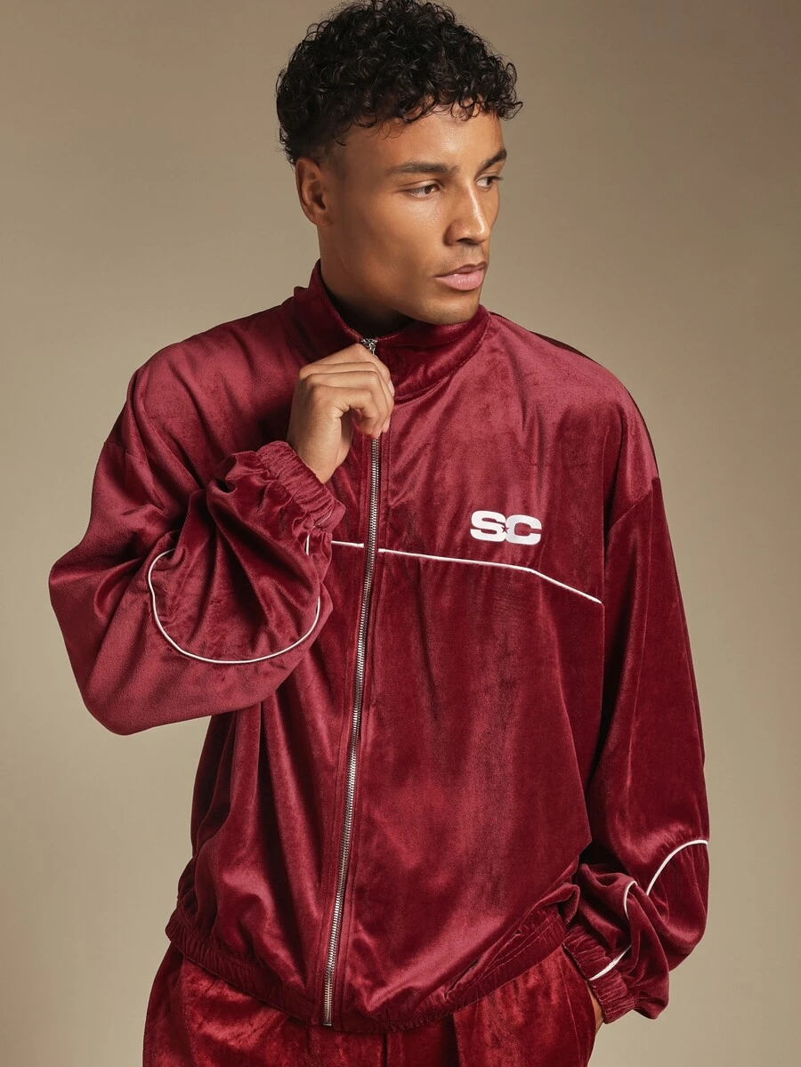 SUMWON Jaket Track Beludru dengan Resleting Penuh, Kerah Mandarin, Lis Kontras Putih dan Logo Bordir, Panjang Hingga Pinggul, Potongan Longgar. - Merah - View 1