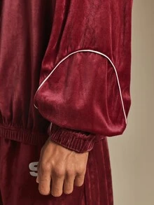 SUMWON Jaket Track Beludru dengan Resleting Penuh, Kerah Mandarin, Lis Kontras Putih dan Logo Bordir, Panjang Hingga Pinggul, Potongan Longgar. - Merah - View 5