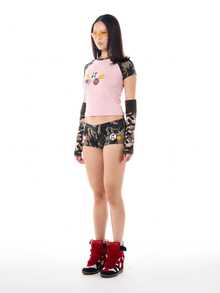 SUMWON WOMEN Kaos Crop Slim Fit Raglan Motif Kamuflase dengan Patch Badge dan Grafis Cetak, Leher Bulat, Lengan Pendek, Atasan untuk Festival Musim Panas - Baby Pink - View 6