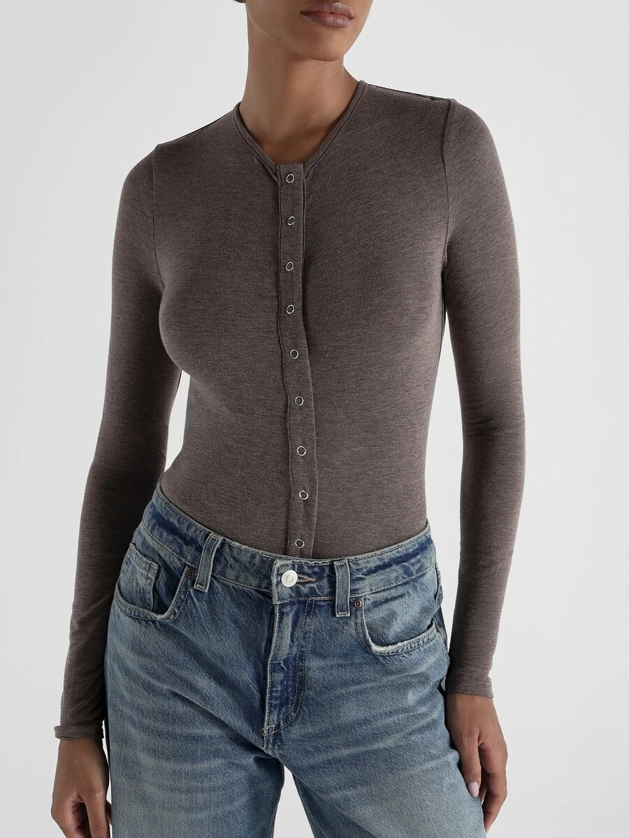 KSTM Bodysuit Henley Lengan Panjang dengan Kancing Jepret, Leher V, Siluet Pas Badan, Kain Rajut Lembut, Pakaian Wajib untuk Musim Gugur dan Musim Dingin - Coklat - View 1