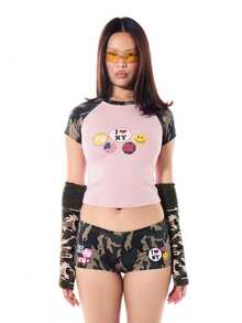 SUMWON WOMEN Kaos Crop Slim Fit Raglan Motif Kamuflase dengan Patch Badge dan Grafis Cetak, Leher Bulat, Lengan Pendek, Atasan untuk Festival Musim Panas - Baby Pink - View 4