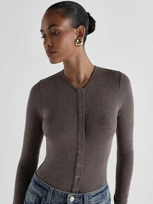 KSTM Bodysuit Henley Lengan Panjang dengan Kancing Jepret, Leher V, Siluet Pas Badan, Kain Rajut Lembut, Pakaian Wajib untuk Musim Gugur dan Musim Dingin - Coklat - View 4