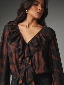 MISSGUIDED Blus Chiffon Transparan dengan Motif Abstrak, Kerah V Berkerut, Lengan Panjang Mengembang, dan Manset Berkerut untuk Acara Malam Musim Gugur dan Musim Dingin - MultiWarna - View 5