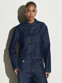KSTM Jaket Denim Warna Gelap dengan Kerah Mandarin dan Kancing Katak Cina, Lengan Panjang, Potongan Pendek Hingga Pinggul - Biru - View 1