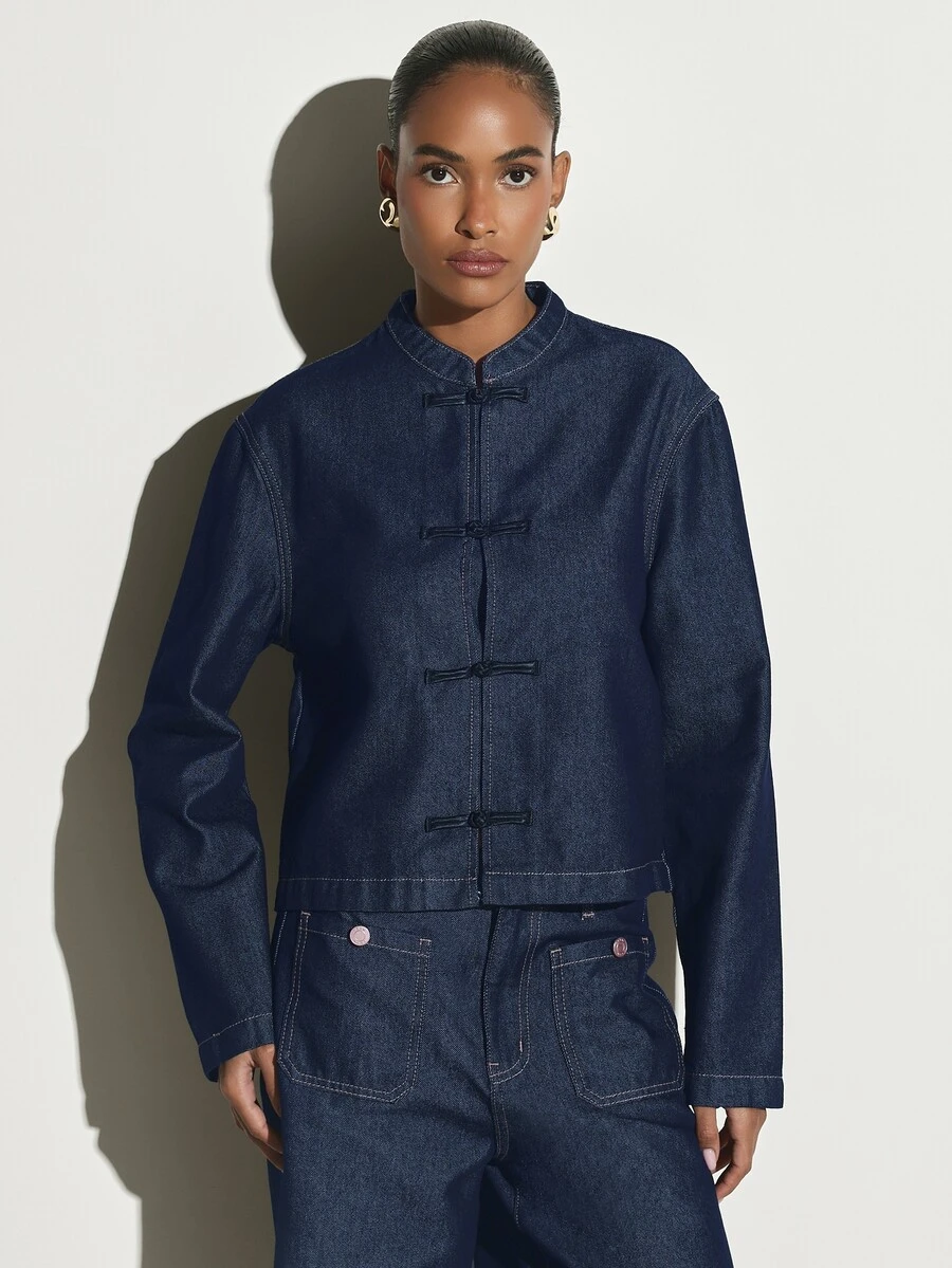 KSTM Jaket Denim Warna Gelap dengan Kerah Mandarin dan Kancing Katak Cina, Lengan Panjang, Potongan Pendek Hingga Pinggul - Biru - View 1