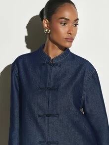 KSTM Jaket Denim Warna Gelap dengan Kerah Mandarin dan Kancing Katak Cina, Lengan Panjang, Potongan Pendek Hingga Pinggul - Biru - View 4