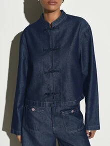 KSTM Jaket Denim Warna Gelap dengan Kerah Mandarin dan Kancing Katak Cina, Lengan Panjang, Potongan Pendek Hingga Pinggul - Biru - View 5