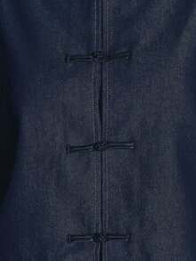 KSTM Jaket Denim Warna Gelap dengan Kerah Mandarin dan Kancing Katak Cina, Lengan Panjang, Potongan Pendek Hingga Pinggul - Biru - View 6