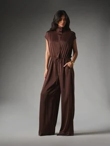 MISSGUIDED Jumpsuit Satin Panjang dengan Kaki Lebar, Leher Tinggi, Lengan Pendek, Tali Serut di Pinggang, dan Hiasan Renda di Bagian Bawah. - Coklat - View 4