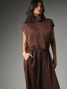 MISSGUIDED Jumpsuit Satin Panjang dengan Kaki Lebar, Leher Tinggi, Lengan Pendek, Tali Serut di Pinggang, dan Hiasan Renda di Bagian Bawah. - Coklat - View 3