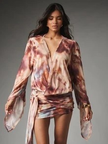 MISSGUIDED Gaun Mini Model Lilit Motif Tie Dye dengan Leher Berpotongan Dalam, Lengan Lonceng Ekstra Panjang, Hiasan Rhinestone, dan Pinggang Ramping untuk Pesta Musim Panas dan Festival. - MultiWarna - View 4