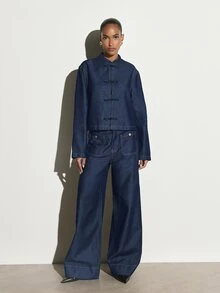 KSTM Jaket Denim Warna Gelap dengan Kerah Mandarin dan Kancing Katak Cina, Lengan Panjang, Potongan Pendek Hingga Pinggul - Biru - View 3