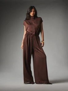 MISSGUIDED Jumpsuit Satin Panjang dengan Kaki Lebar, Leher Tinggi, Lengan Pendek, Tali Serut di Pinggang, dan Hiasan Renda di Bagian Bawah. - Coklat - View 1