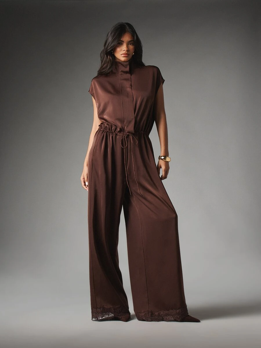 MISSGUIDED Jumpsuit Satin Panjang dengan Kaki Lebar, Leher Tinggi, Lengan Pendek, Tali Serut di Pinggang, dan Hiasan Renda di Bagian Bawah. - Coklat - View 1