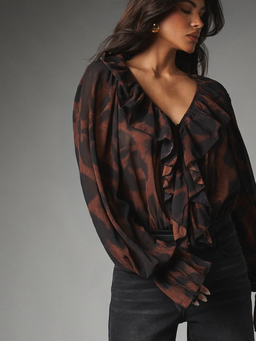 MISSGUIDED Blus Chiffon Transparan dengan Motif Abstrak, Kerah V Berkerut, Lengan Panjang Mengembang, dan Manset Berkerut untuk Acara Malam Musim Gugur dan Musim Dingin - MultiWarna - View 1