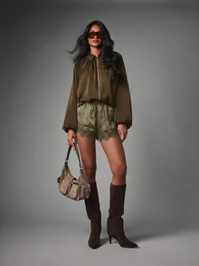 MISSGUIDED Quần short mini satin viền ren sò, cạp chun có dây rút, đồ mặc nhà sang trọng cho mùa hè, tiệc lễ hội - xanh quân đội - Xem 3