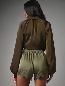 MISSGUIDED Quần short mini satin viền ren sò, cạp chun có dây rút, đồ mặc nhà sang trọng cho mùa hè, tiệc lễ hội - xanh quân đội - Xem 5