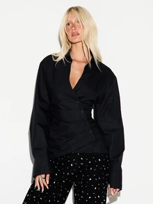 KIZN Kemeja Oversized Model Wrap Depan Berkerah dengan Detail Kerut di Pinggang dan Lengan Panjang, Gaya Pesta Malam - Hitam - View 1