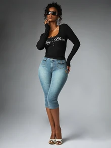 BABYPHAT ملابس علوية علوية بأكمام طويلة من نسيج محبوك مضلع مع شعار نصي وياقة واسعة وتفاصيل حلقات معدنية وزينة من أحجار الراين - الأسود - مشاهدة 6