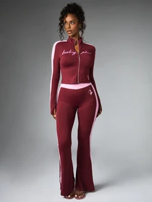 BABYPHAT Jaket Pendek dengan Resleting, Kerah Tinggi, Garis Samping Kontras Warna Pink, dan Detail Logo Tulisan. - Burgundy - View 6