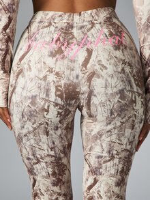 BABYPHAT سروال ضيق بطبعة تمويه خصر عالي وساق واسعة مع تفاصيل الشعار مثالي لأسلوب الشارع في فصلي الخريف والشتاء - كاكي - مشاهدة 5
