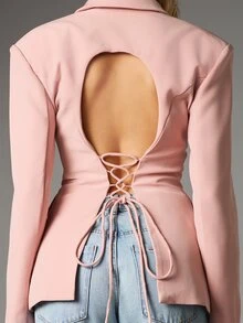MISSGUIDED بليزر ضيق بصف واحد من الأزرار مع تفاصيل ظهر مقطوعة برباط، ياقة طية، جيوب بغطاء، إغلاق بثلاثة أزرار، حفلة الربيع - وردي - مشاهدة 4