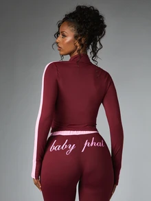 BABYPHAT Jaket Pendek dengan Resleting, Kerah Tinggi, Garis Samping Kontras Warna Pink, dan Detail Logo Tulisan. - Burgundy - View 2