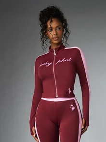 BABYPHAT Jaket Pendek dengan Resleting, Kerah Tinggi, Garis Samping Kontras Warna Pink, dan Detail Logo Tulisan. - Burgundy - View 5