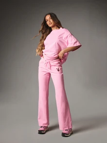 Missguided x Playboy Celana Kasual Model Flare dengan Logo Kelinci, Tali Serut di Pinggang, dan Saku Tempel, Terbuat dari Kain Rajut Lembut Warna Merah Muda Permen Karet. - Berwarna merah muda - View 3