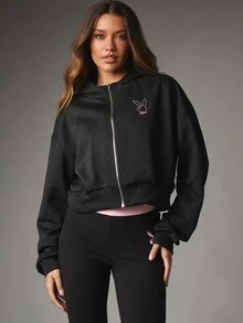 Missguided x Playboy Sweatshirt model cropped dengan resleting penuh, logo kelinci di dada, dan grafis varsity yang mencolok di bagian belakang. Lengan panjang, gaya kasual oversized. - Hitam - View 2