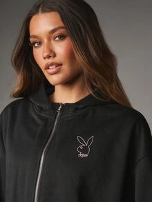 Missguided x Playboy Sweatshirt model cropped dengan resleting penuh, logo kelinci di dada, dan grafis varsity yang mencolok di bagian belakang. Lengan panjang, gaya kasual oversized. - Hitam - View 4