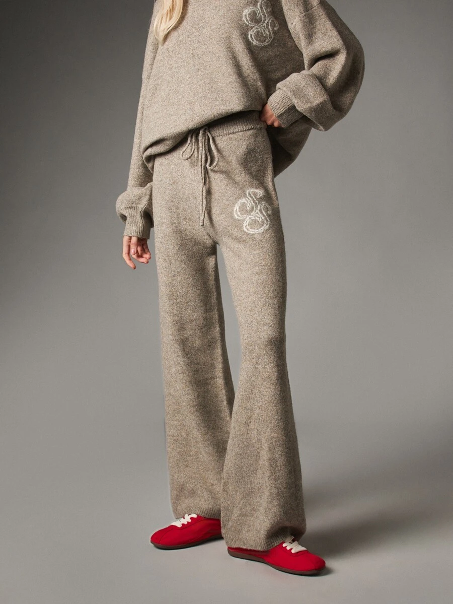 MISSGUIDED Pantalones de salón de punto de pierna ancha cómodos con detalle de aplique de logotipo, cintura con cordón, suéter de punto suave, largo completo, estilo palazzo, para otoño e invierno - Gris - Ver 1