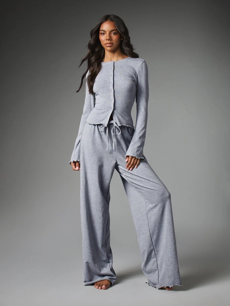 MISSGUIDED طقم منسق من الصوف المحبوك المضلع المخطط، كارديجان قصير بأزرار أمامية وبنطال صالة واسع الساق مع تفاصيل حافة الخس - رمادي فاتح - مشاهدة 1