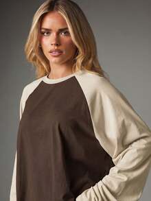 MISSGUIDED Oversized Raglan Long Sleeve Top With Contrast Cream Sleeves And Crew Neck Color Block Casual Tee - Chocolate Brown - View 4