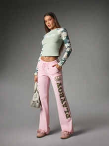 Missguided x Playboy بنطلون رياضي كاجوال بخصر منخفض وساق واسعة متسعة مع طباعة رسمة التاج على الساق وجيوب خلفية ورباط خصر - وردي - مشاهدة 2