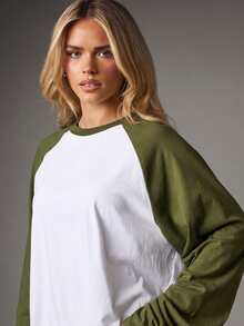 MISSGUIDED Oversized Raglan Long Sleeve T-Shirt Color Block Contrast Crew Neck Baseball Tee Casual Relaxed Fit Top - Army Green - View 4