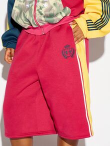 SUMWON WOMEN Oversized Fleece Bermuda Shorts With Embroidered Shield Logo Side Panel Color Block Detail Elastic Waist Casual Streetwear Autumn Winter - Multicolor - View 3