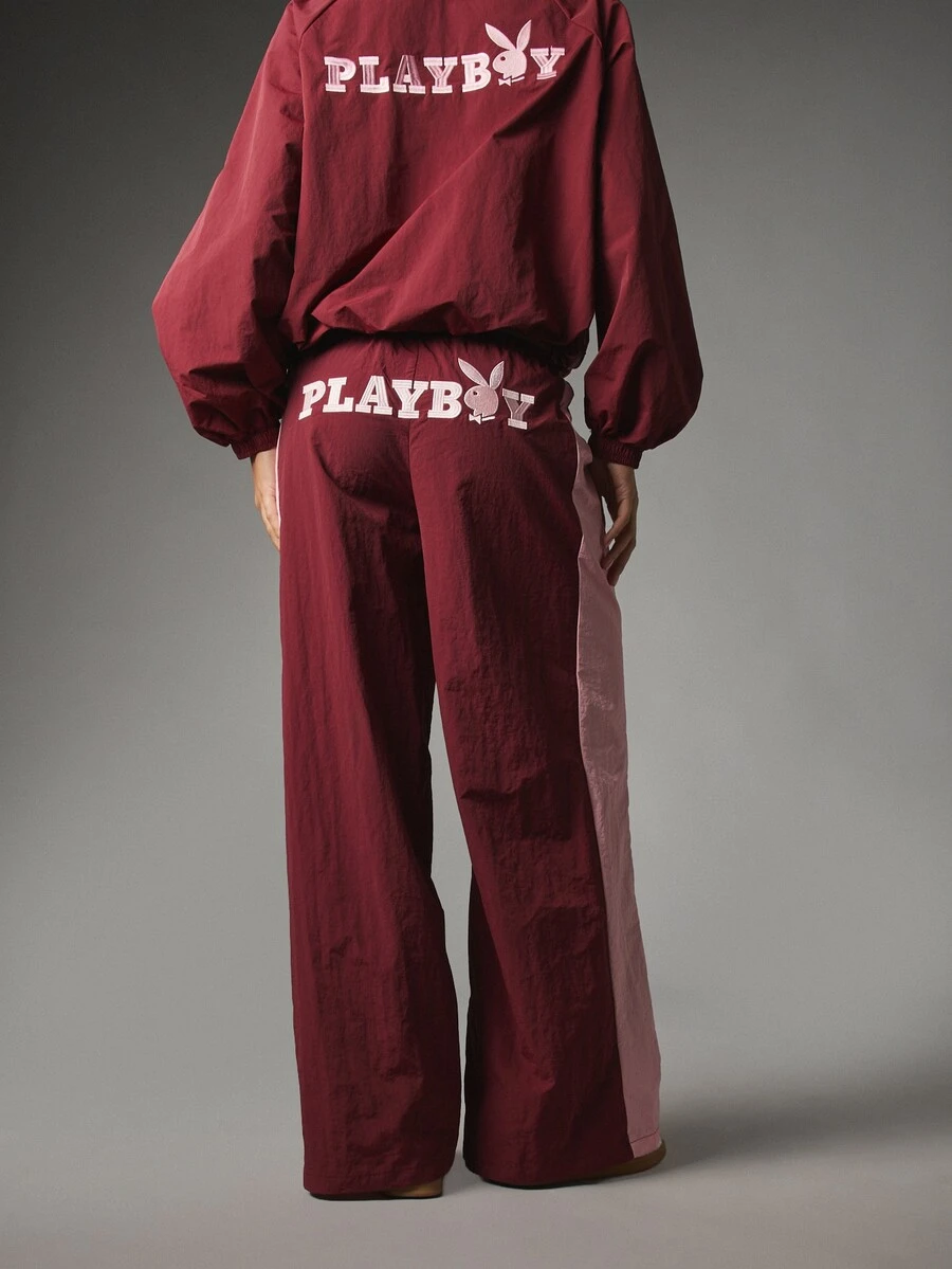 Missguided x Playboy بنطلون جوجر بساق واسعة مع لوجو أرنب ولوحة جانبية ملونة وخصر مطاطي لفصل الخريف والشتاء - عنابي اللون - مشاهدة 1