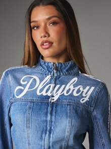Missguided x Playboy جاكيت جينز قصير مع شعار مطرز بأسلوب خطي، ياقة واقفة، سحاب كامل، تفاصيل خطوط بيضاء على الأكمام، أسلوب ريترو Y2K - الأزرق - مشاهدة 2
