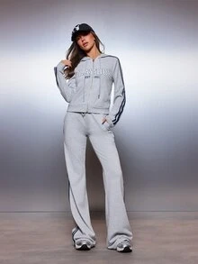 Missguided x Playboy Est 1953 Sweatshirt Ritsleting Penuh dengan Cetakan Dada Gaya Varsity Detail Garis Biru Tua Lengan Panjang Tudung Bertali Saku Samping - Grey - View 3