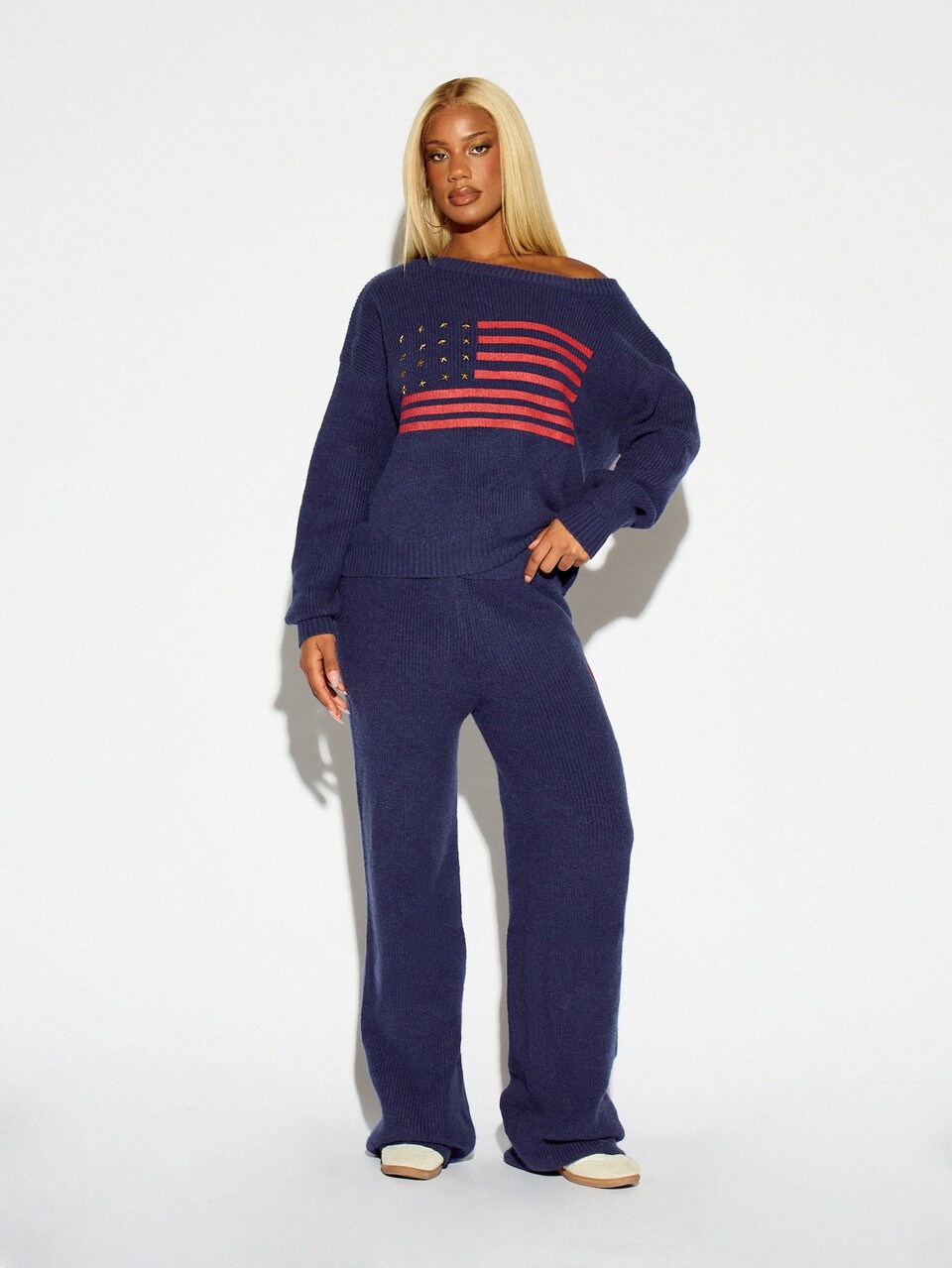 SUMWON WOMEN Off-Shoulder-Pullover mit Flaggen-Grafik, goldenen Stern-Nieten und rotem Streifen-Strickdetail, perfekt für den 4. Juli und patriotische Anlässe