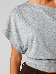 MISSGUIDED Off Shoulder Draped Crop Top - Asymmetric One Shoulder Batwing Sleeve Fitted Hem Casual Spring Summer Top - Grey - View 4