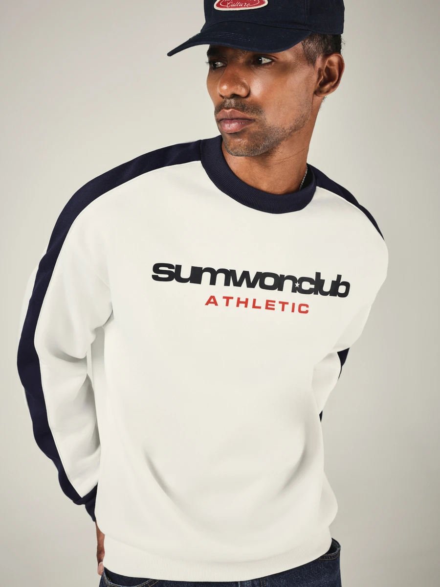 SUMWON Sweatshirt Leher Bulat Ukuran Besar Club Athletic dengan Garis Kontras Biru Tua di Lengan dan Cetak Logo di Dada - Blue and White - View 1