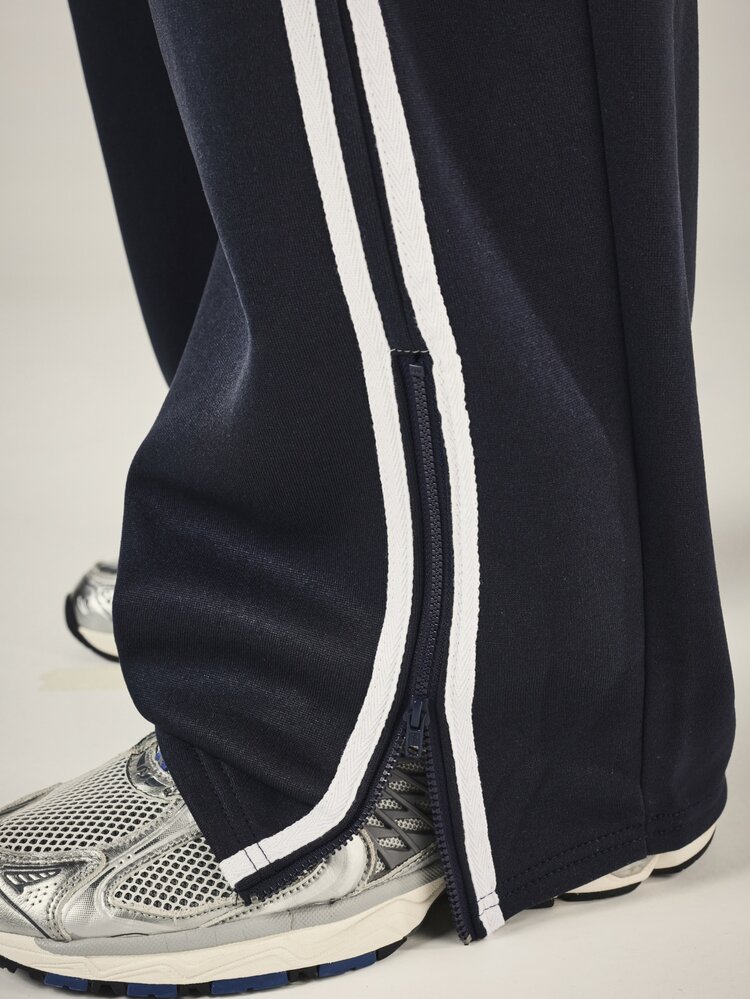 SUMWON Celana Track Model Lebar dengan Detail Garis Putih Kontras, Tali Serut di Pinggang, Bordir Logo, Panjang Penuh, Gaya Kasual - Navy Blue - View 6
