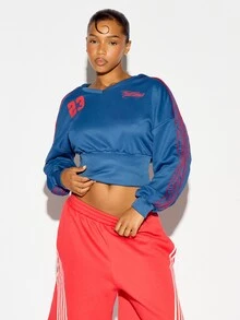 SUMWON WOMEN Sweatshirt Crop Kerah V dengan Cetakan Nomor 23 di Dada, Detail Garis Merah pada Lengan, Kelim Berusuk, Gaya Jersey Sporty - Biru - View 1