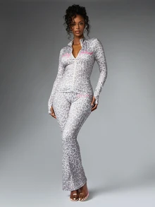 BABYPHAT Áo tay dài nữ kéo khóa in chữ và họa tiết da báo - Màu Xám nhạt - Xem 4