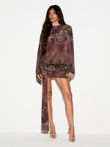 KIZN Gaun Mini Chiffon Motif Hewan Campuran dengan Lengan Ekstra Panjang Model Batwing, Pinggang Berkerut, dan Detail Tali yang Menjuntai, Gaya Pesta Malam Hari - Coklat - View 3